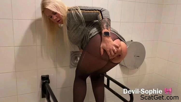 Dung Dump Daily: Womens Chronicles Of Daily Defecation - Devil Sophie